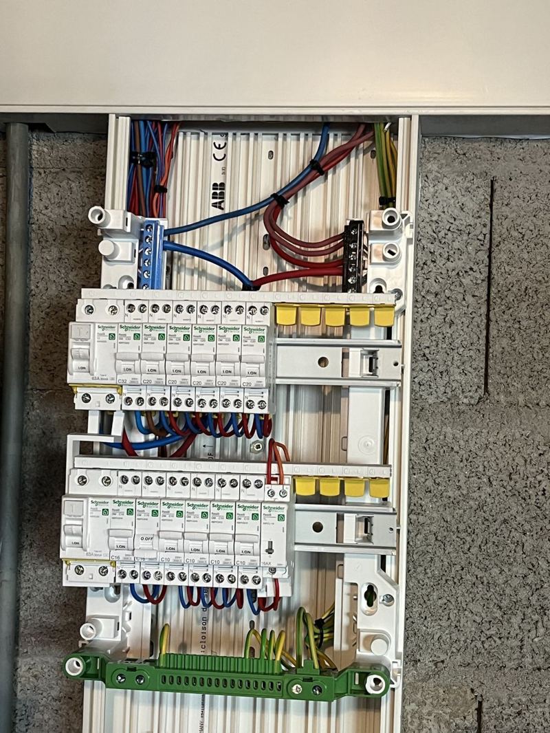 Tableau électrique neuf à deux rangées avec interrupteurs différentiels 30 mA, réalisé par SPO Bâtiment, électricien à Limoges